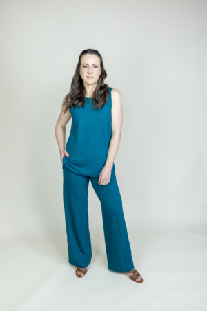 Peta jensen uma morena gostosa para caralho dando para um cara bombado que é todo sarado - Calça Marbella Azul Petróleo