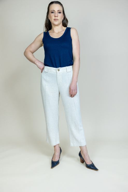 Magrinha peituda apertadinha fazendo sexo - Calça Capri de Linho