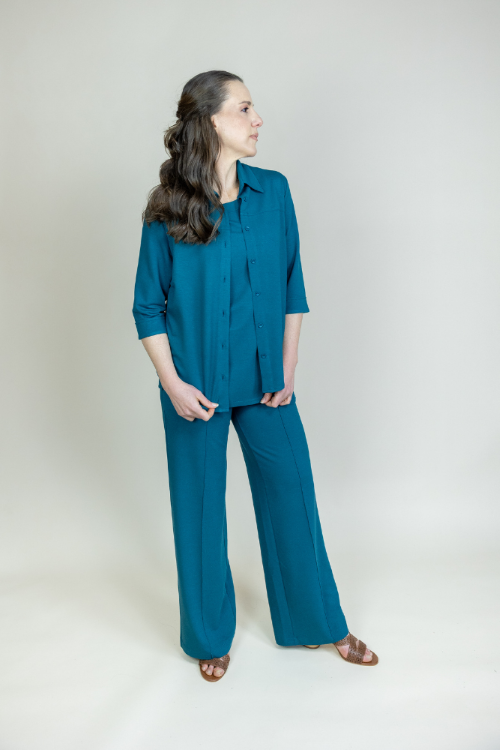 Calça Marbella Azul Petróleo Peta jensen uma morena gostosa para caralho dando para um cara bombado que é todo sarado - Calça Marbella Azul Petróleo