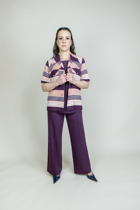 Magrinha peituda apertadinha fazendo sexo - Casaqueto Listrado Roxo e Rosa