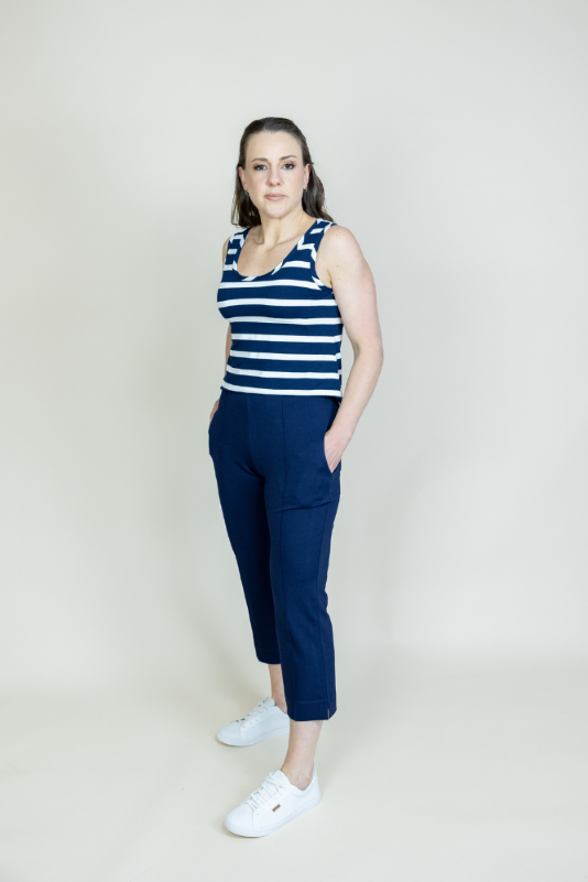 Magrinha peituda apertadinha fazendo sexo - Regata Listrada Azul Marinho e Branco