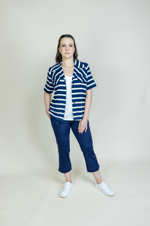 Magrinha peituda apertadinha fazendo sexo - Casaqueto Listrado Azul Marinho e Branco