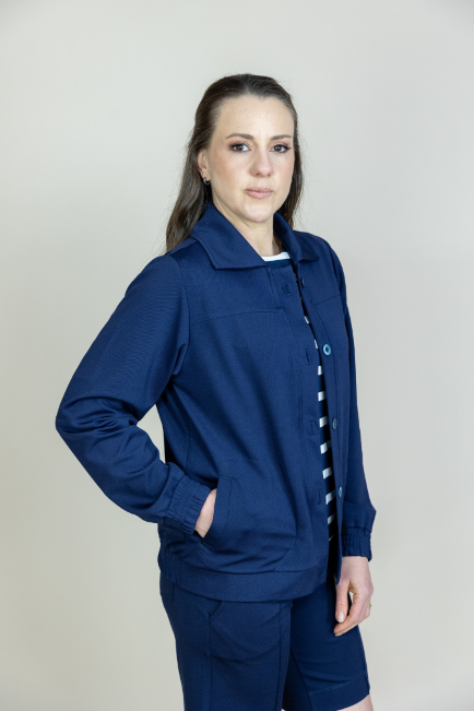 Magrinha peituda apertadinha fazendo sexo - Jaqueta Fendii Azul Marinho